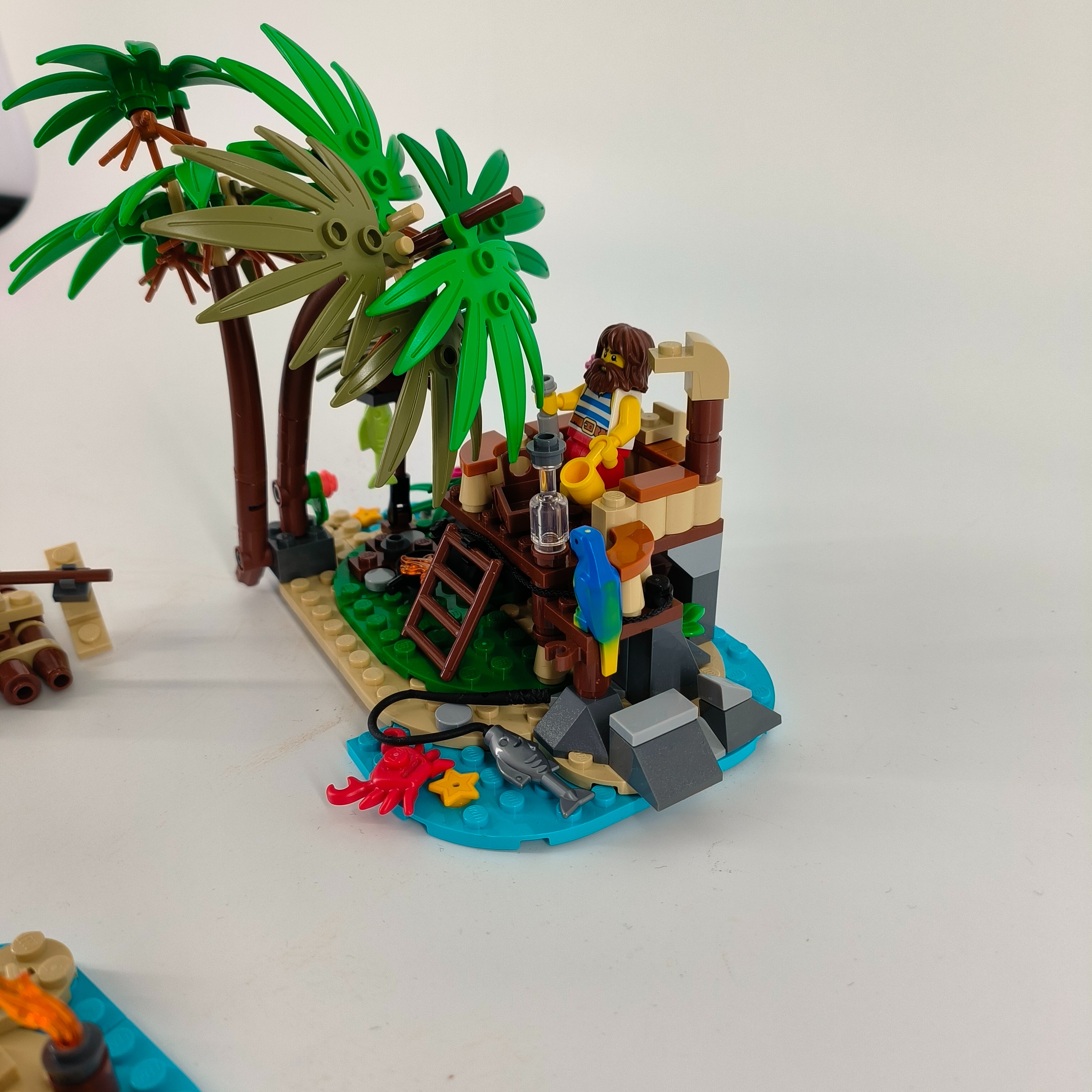 Voir photo 3 de Lego-Aventure sur l'île déserte-Ray the castaway-ref 49566 Lego-Aventure sur l'île déserte-Ray the castaway-ref 49566 Très bon état - Vue 3 -